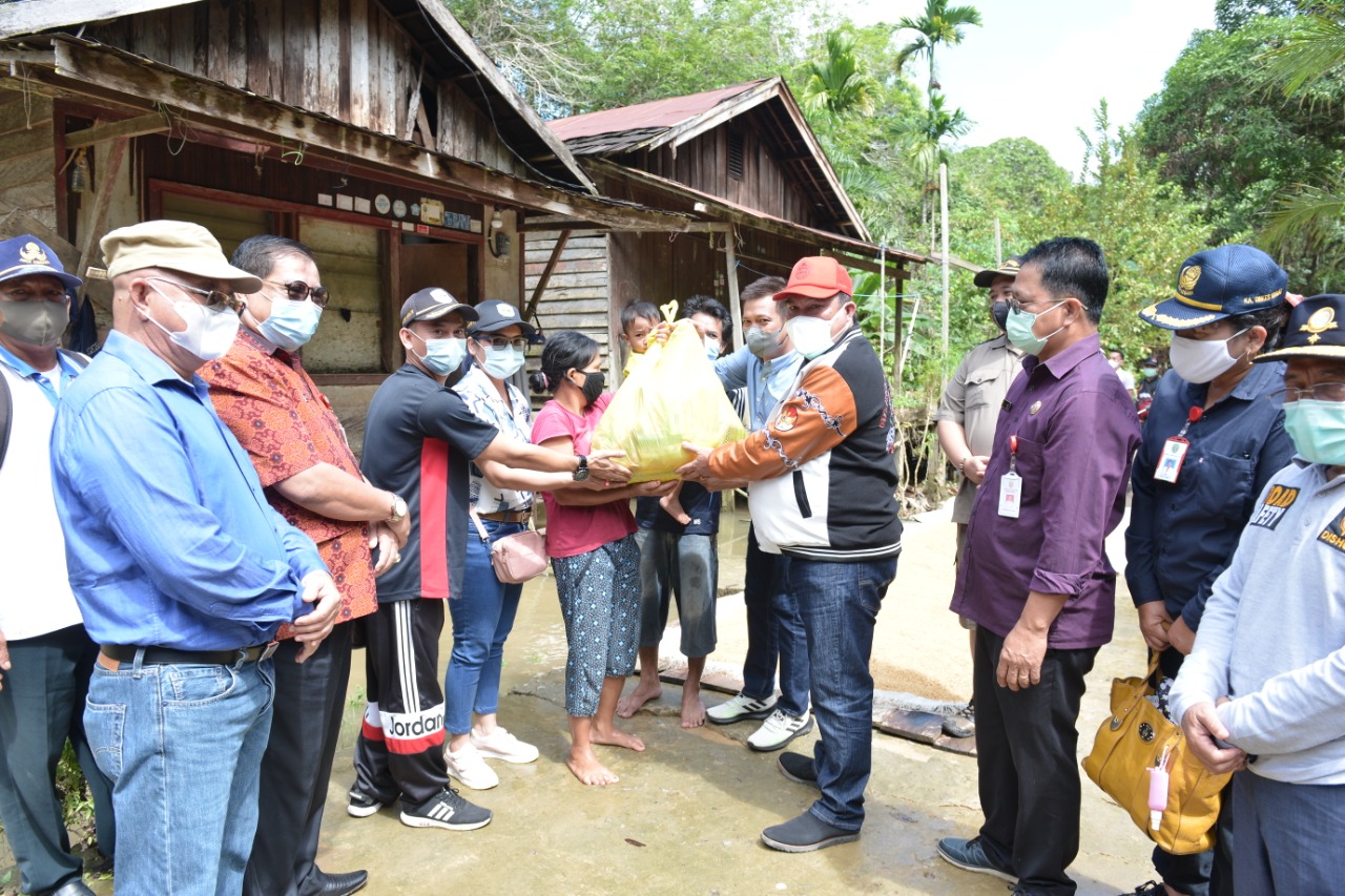 Kampung Muara Tae Direndam Banjir,, Bupati Tinjau Langsung Dan Serahkan Bantuan